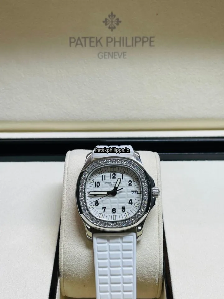 Alternative view of Patek Philippe Aquanaut 5067a-011 35.6MM Steel Case Quartz