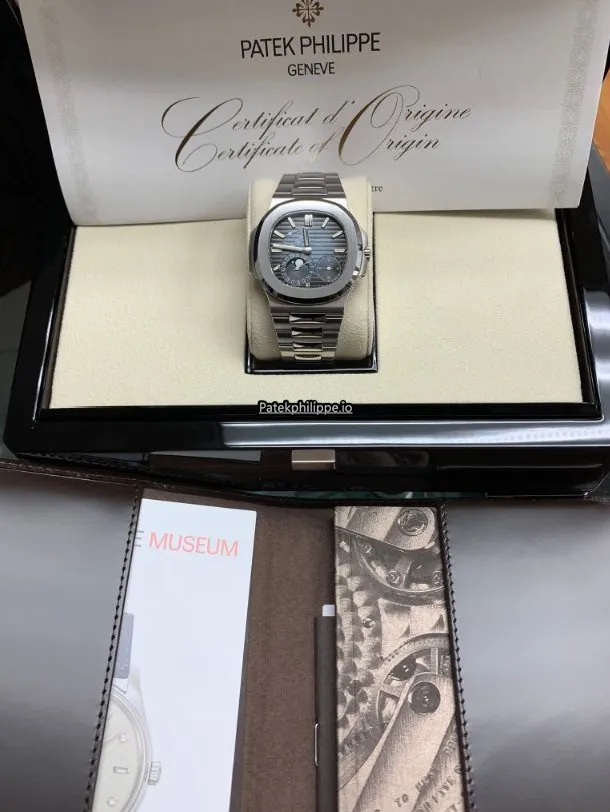 Patek Philippe Nautilus 5712/1a-001 40x38MM Steel Case Automatic