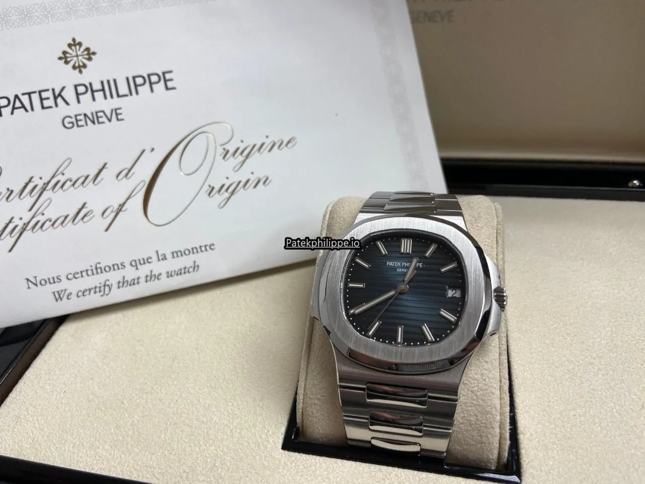 Patek Philippe Nautilus 5711/1a-010 40x38MM Steel Case Automatic