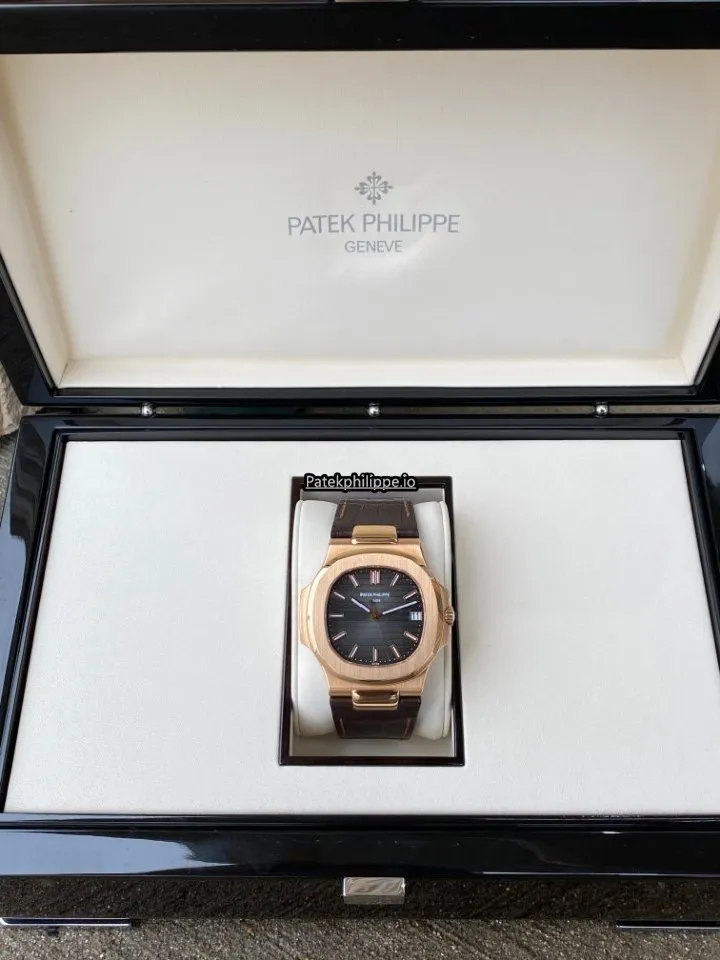Alternative view of Patek Philippe Nautilus 5711r 40MM Rose Gold Case Automatic