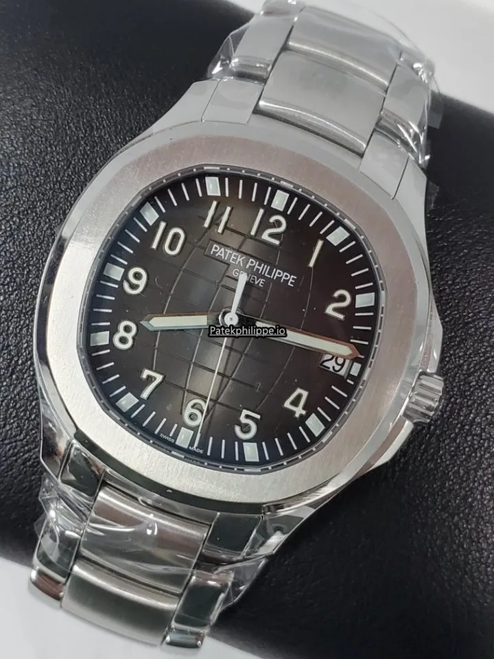 Alternative view of Patek Philippe Aquanaut 5167/1a-001 40MM Steel Case Automatic