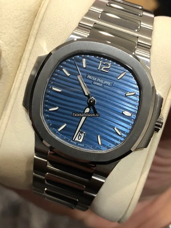 Alternative view of Patek Philippe Nautilus 7118/1a-001 35.2MM Steel Case Automatic