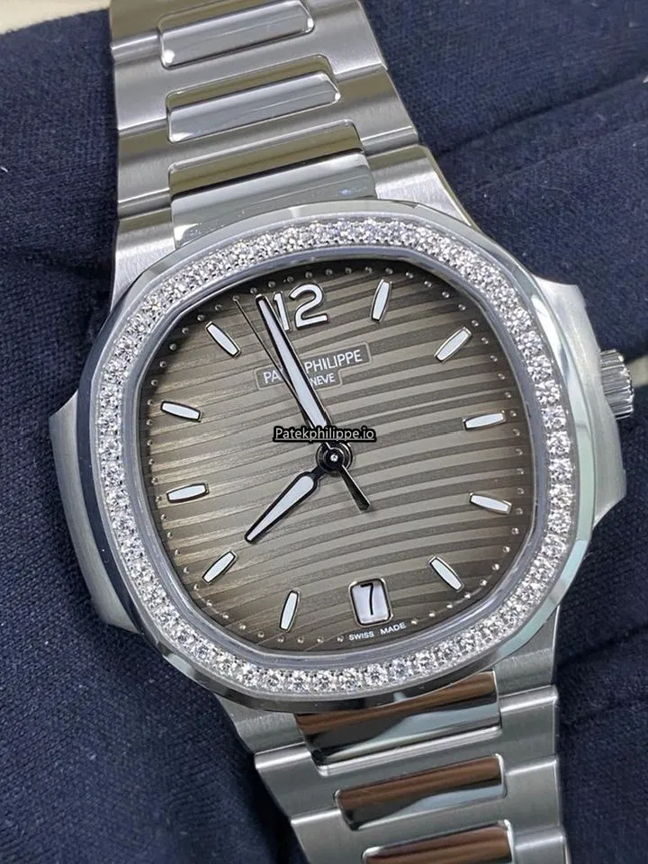 Alternative view of Patek Philippe Nautilus 7118/1200a-011 35.2MM Steel Case Automatic
