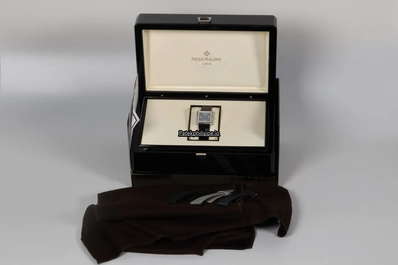 Alternative view of Patek Philippe Gondolo 4869g 28MM White Gold Case Quartz