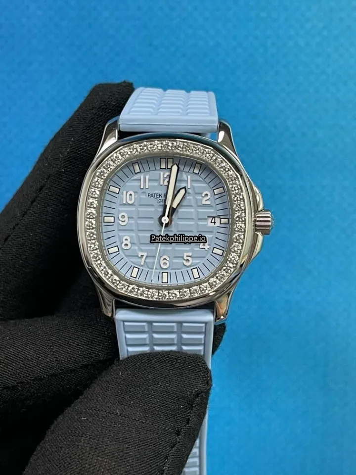 Alternative view of Patek Philippe Aquanaut 5067a-017 Steel Case Quartz