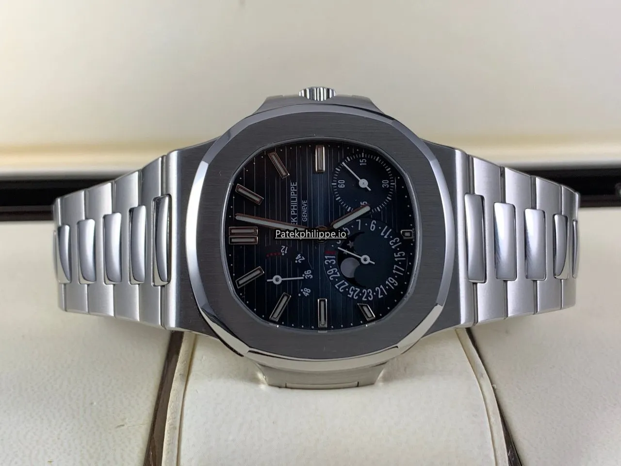 Patek Philippe Nautilus 5712/1a-001 40x38MM Steel Case Automatic
