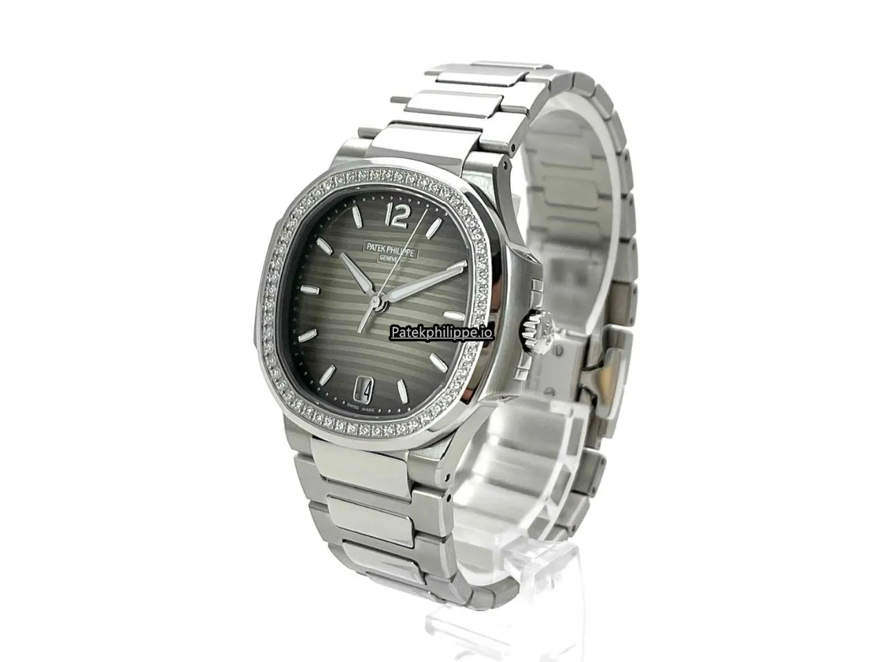 Alternative view of Patek Philippe Nautilus 7118/1200a-011 35.2MM Steel Case Automatic