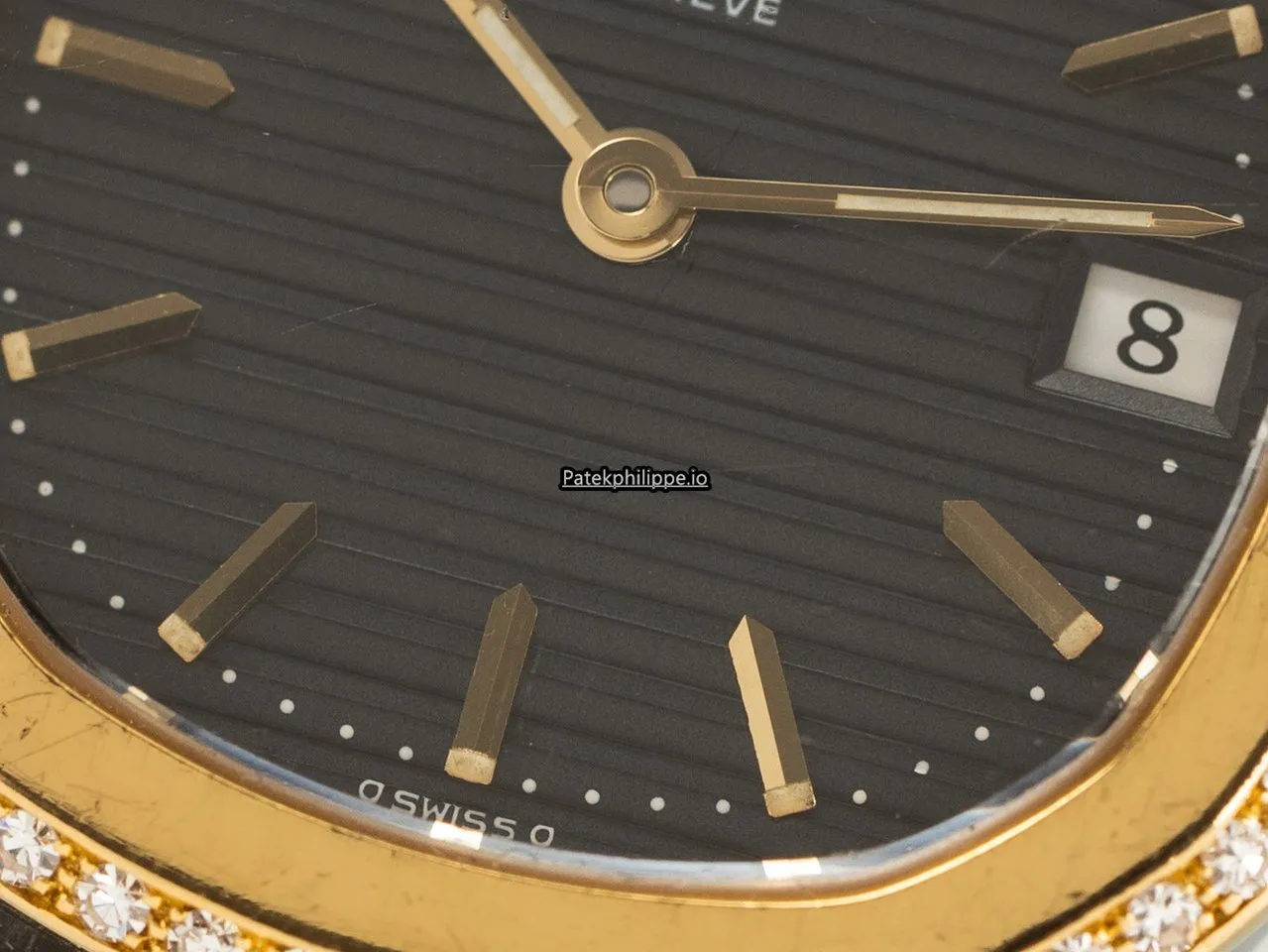 Alternative view of Patek Philippe Nautilus 4700/52 27MM Gold/steel Case Quartz