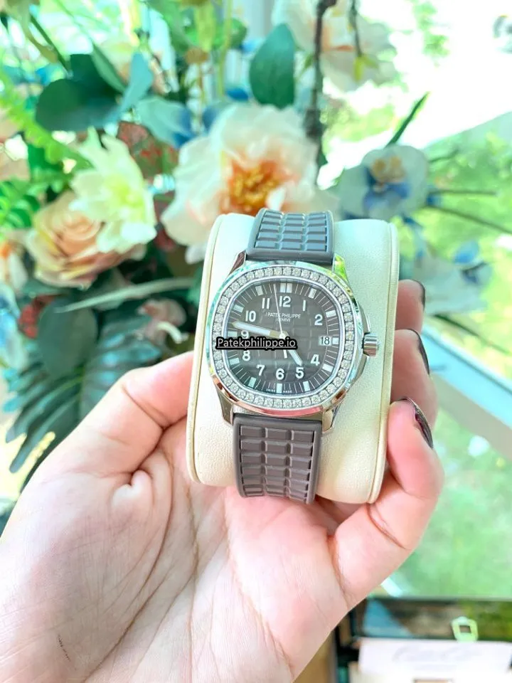 Alternative view of Patek Philippe Aquanaut 5067a-023 35.6x40MM Steel Case Quartz