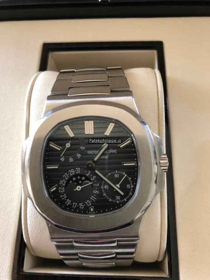 Alternative view of Patek Philippe Nautilus 5712/1a-001 Automatic