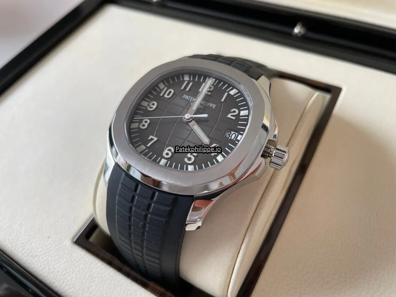 Alternative view of Patek Philippe Aquanaut 5167a-001 40MM Steel Case Automatic