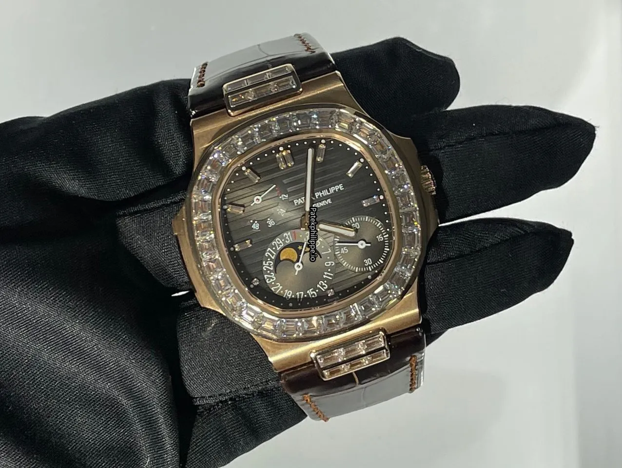 Patek Philippe Nautilus 5724r-001 40MM Rose Gold Case Automatic