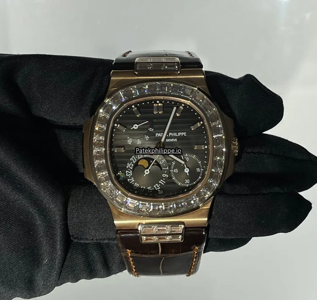 Alternative view of Patek Philippe Nautilus 5724r-001 40MM Rose Gold Case Automatic