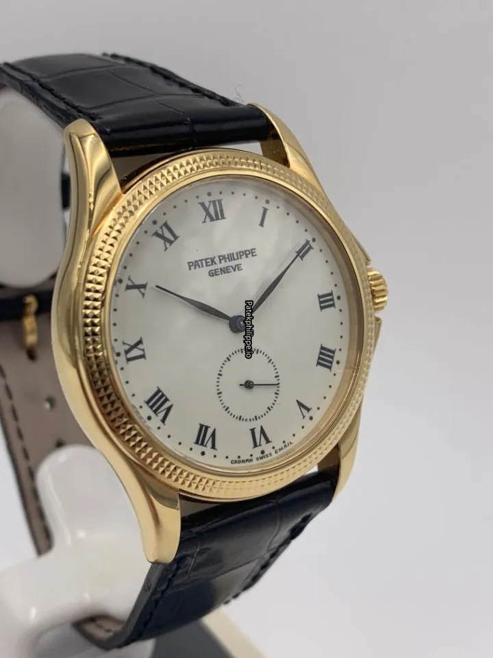 Alternative view of Patek Philippe Calatrava 5115j Yellow Gold Case