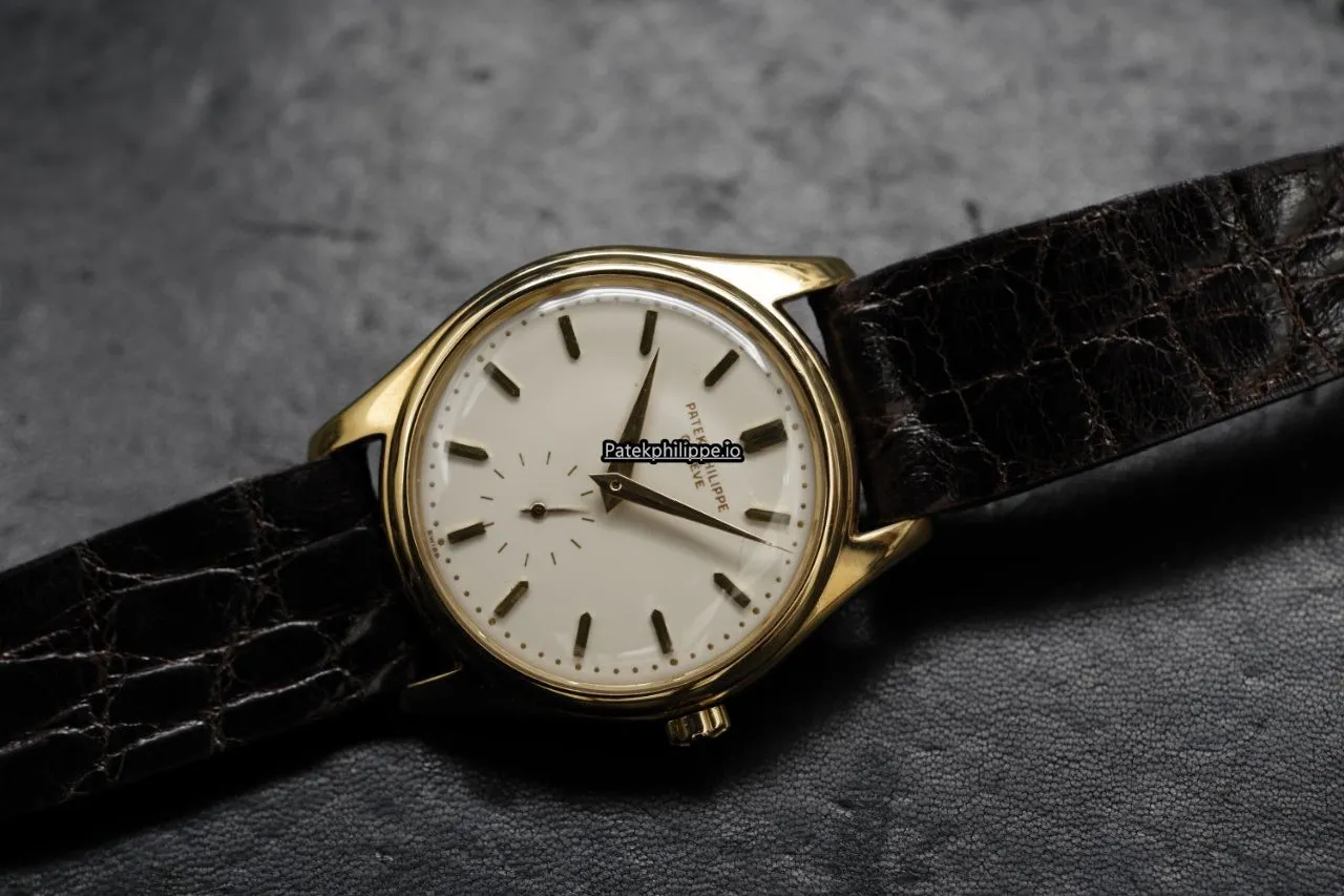 Alternative view of Patek Philippe Calatrava 2526 Yellow Gold Case Automatic