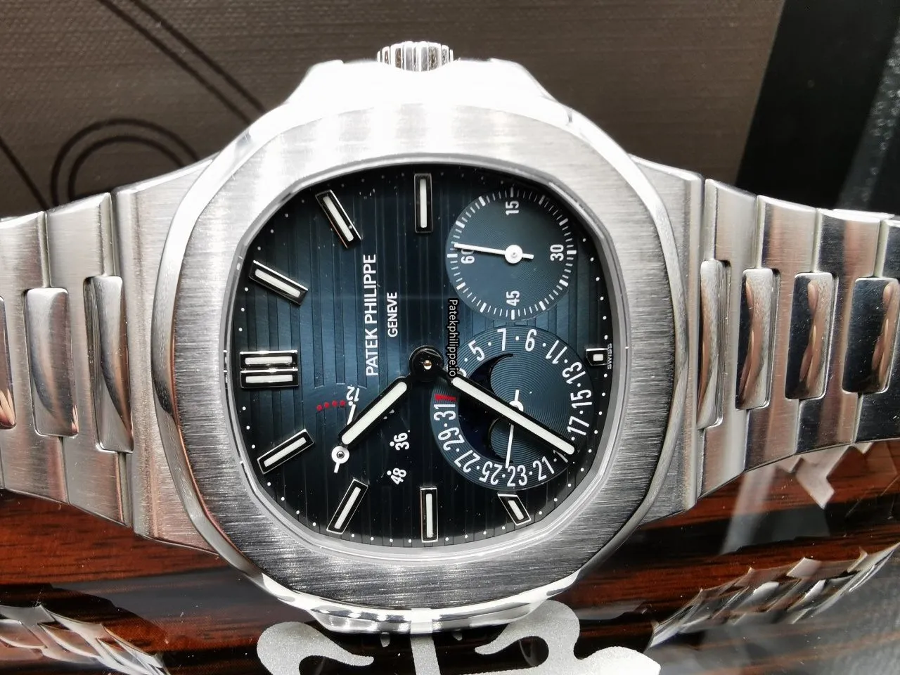 Patek Philippe Nautilus 5712/1a-001 40x38MM Steel Case Automatic
