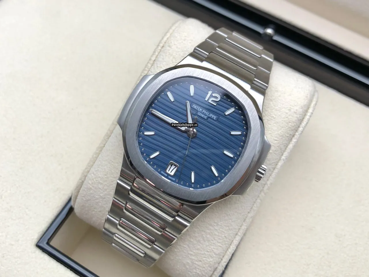 Alternative view of Patek Philippe Nautilus 7118/1a-001 35.2MM Steel Case Automatic