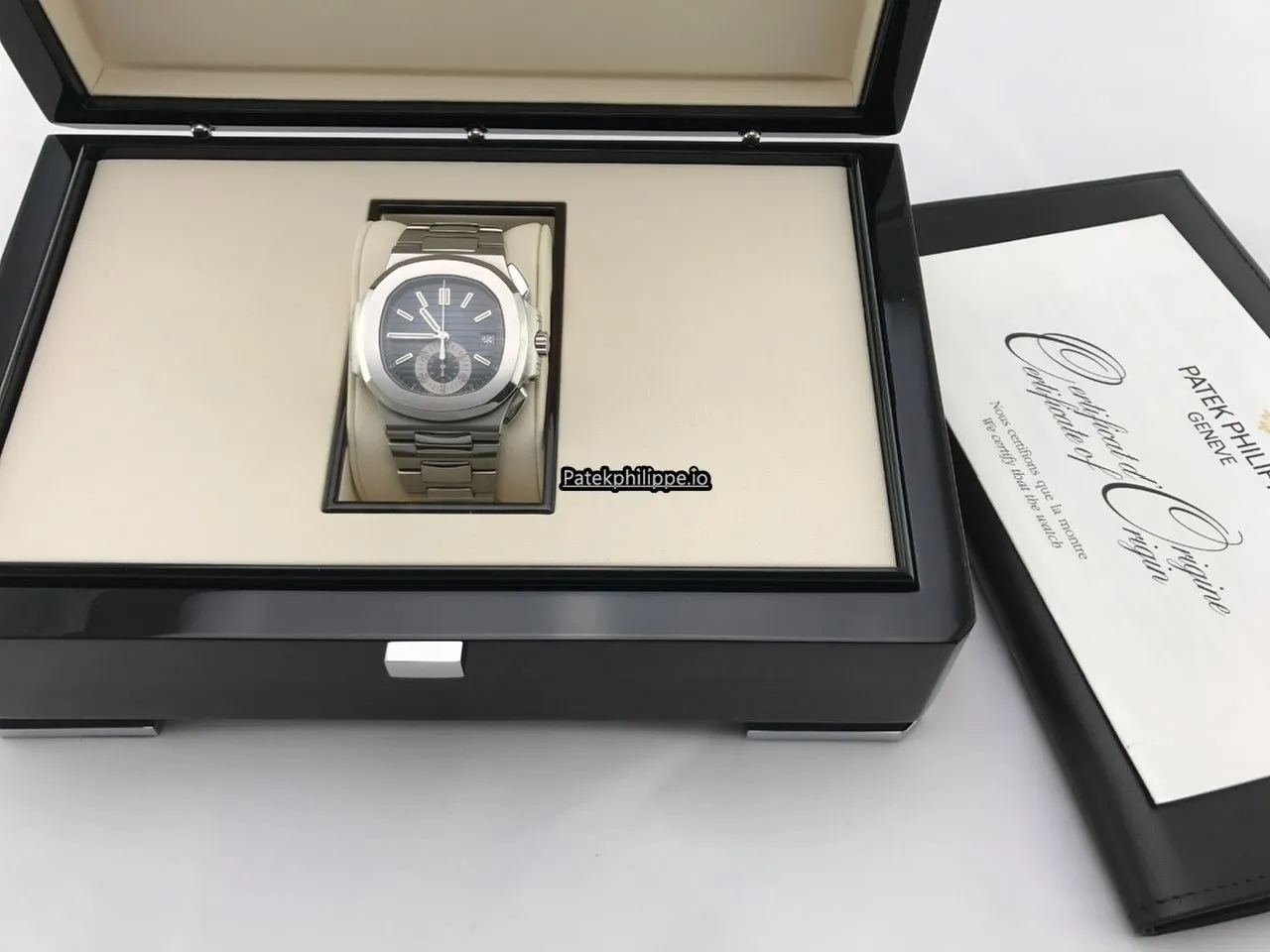 Alternative view of Patek Philippe Nautilus 5980/1a Steel Case Automatic