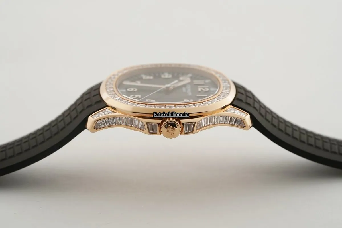Alternative view of Patek Philippe Aquanaut 5167/300r-010 40MM Rose Gold Case