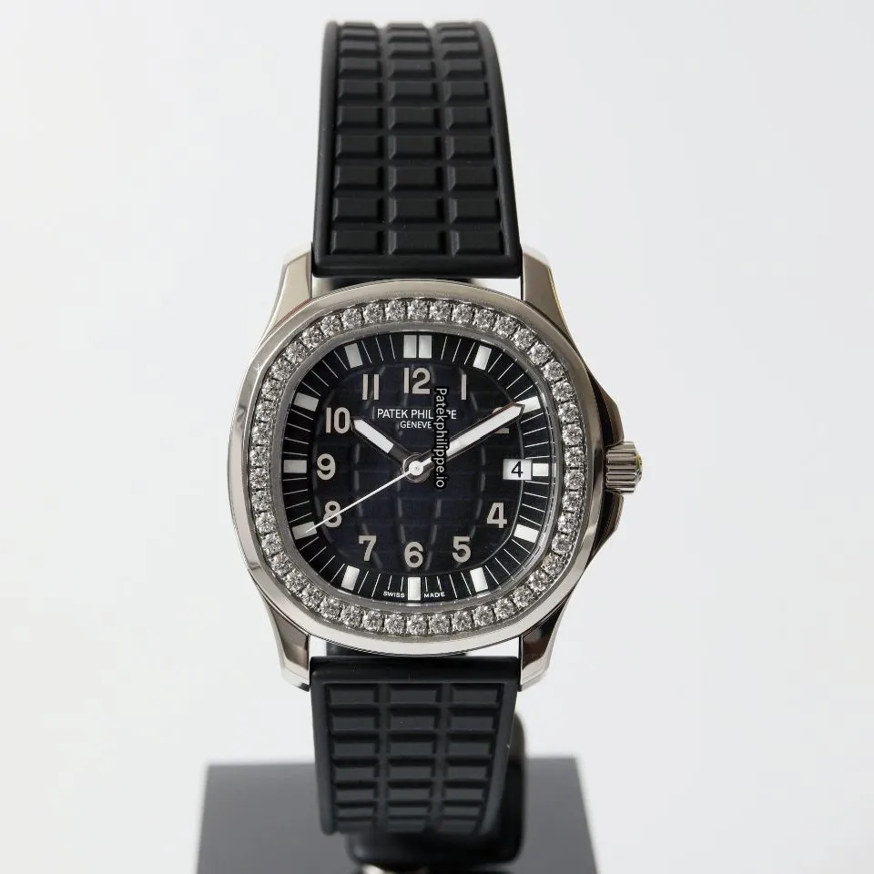 Alternative view of Patek Philippe Aquanaut 5067a-001 35.6MM Steel Case Quartz