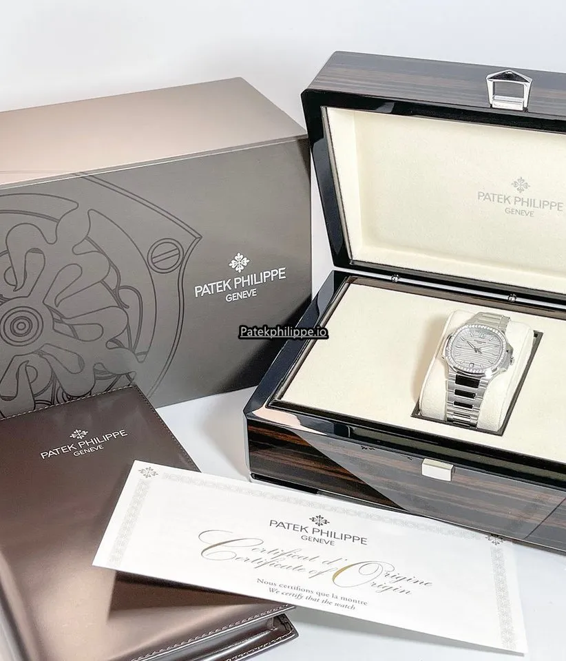 Alternative view of Patek Philippe Nautilus 7118/1200a-010 35.2MM Steel Case Automatic