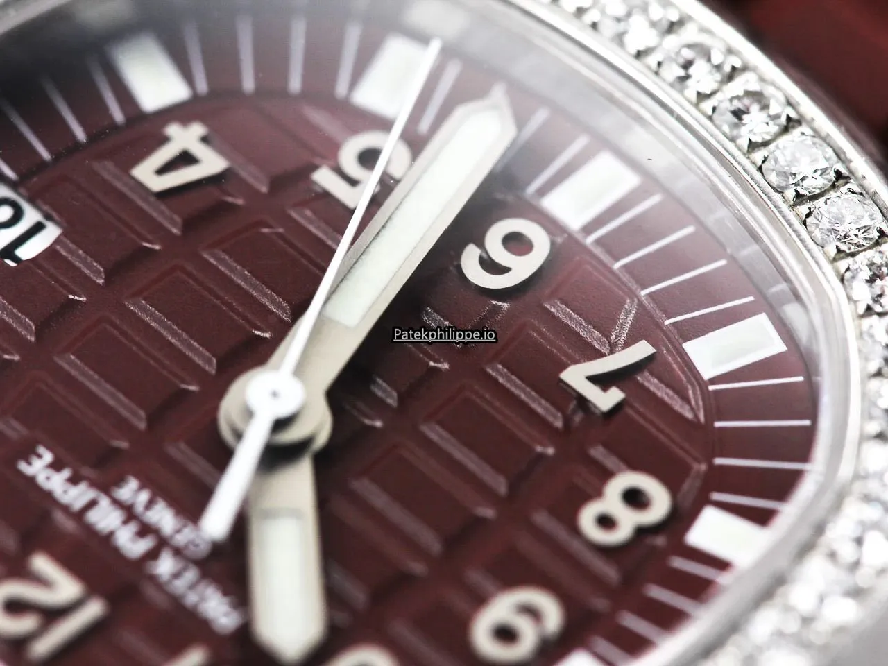 Alternative view of Patek Philippe Aquanaut 5067a-001 35.6MM Steel Case Quartz