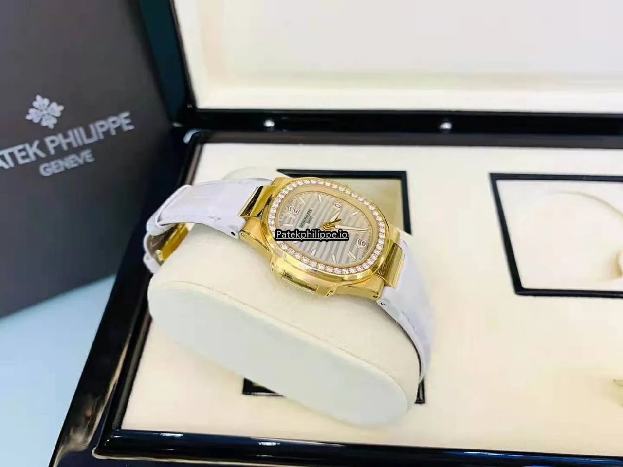 Alternative view of Patek Philippe Nautilus 7010r-011 32MM Yellow Gold Case Quartz