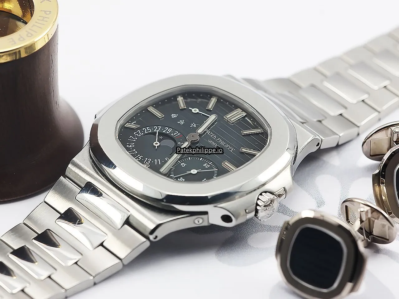 Patek Philippe Nautilus 5712/1a-001 40x38MM Steel Case Automatic