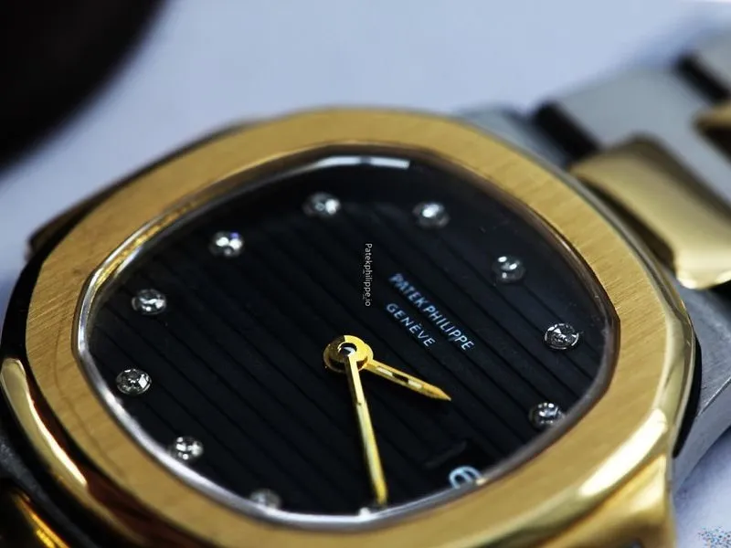 Alternative view of Patek Philippe Nautilus 4700/1aj 27MM Gold/steel Case Quartz