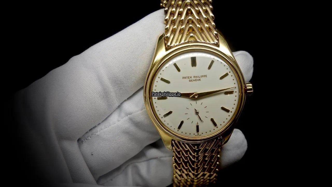 Alternative view of Patek Philippe Calatrava 2526 36MM Yellow Gold Case Automatic