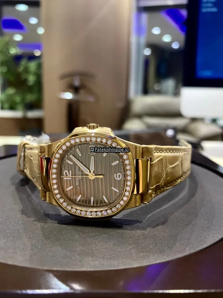 Alternative view of Patek Philippe Nautilus 7010r-012 32MM Rose Gold Case Quartz